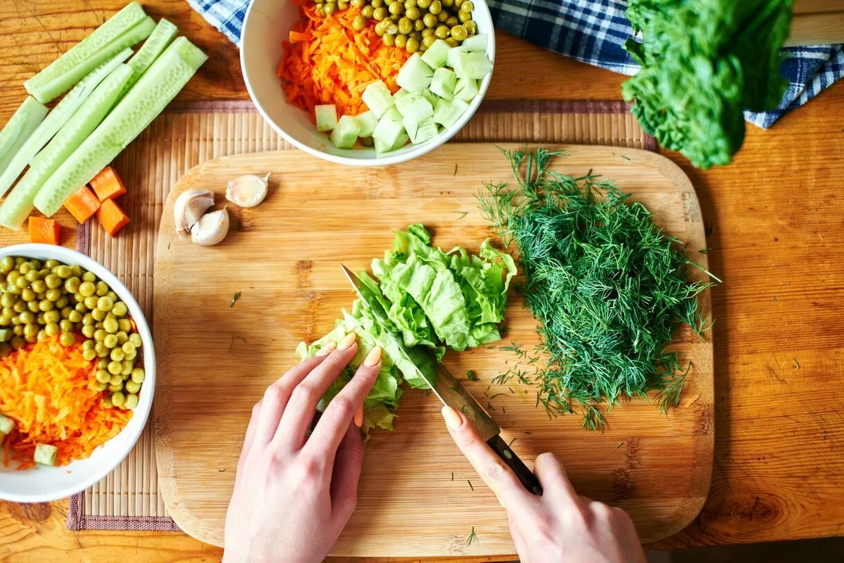 Режет салат. Chopping Vegetables. Добавить продукт. Chop Vegetables and Cut Vegetables. Chop vegetables