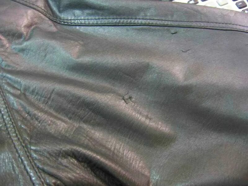 кожа порвалась. ремонт кожаной куртки жидкой кожей. заплатка на кожзаменителе. кожаная куртка с потертостями. отремонтировать кожаную куртку.