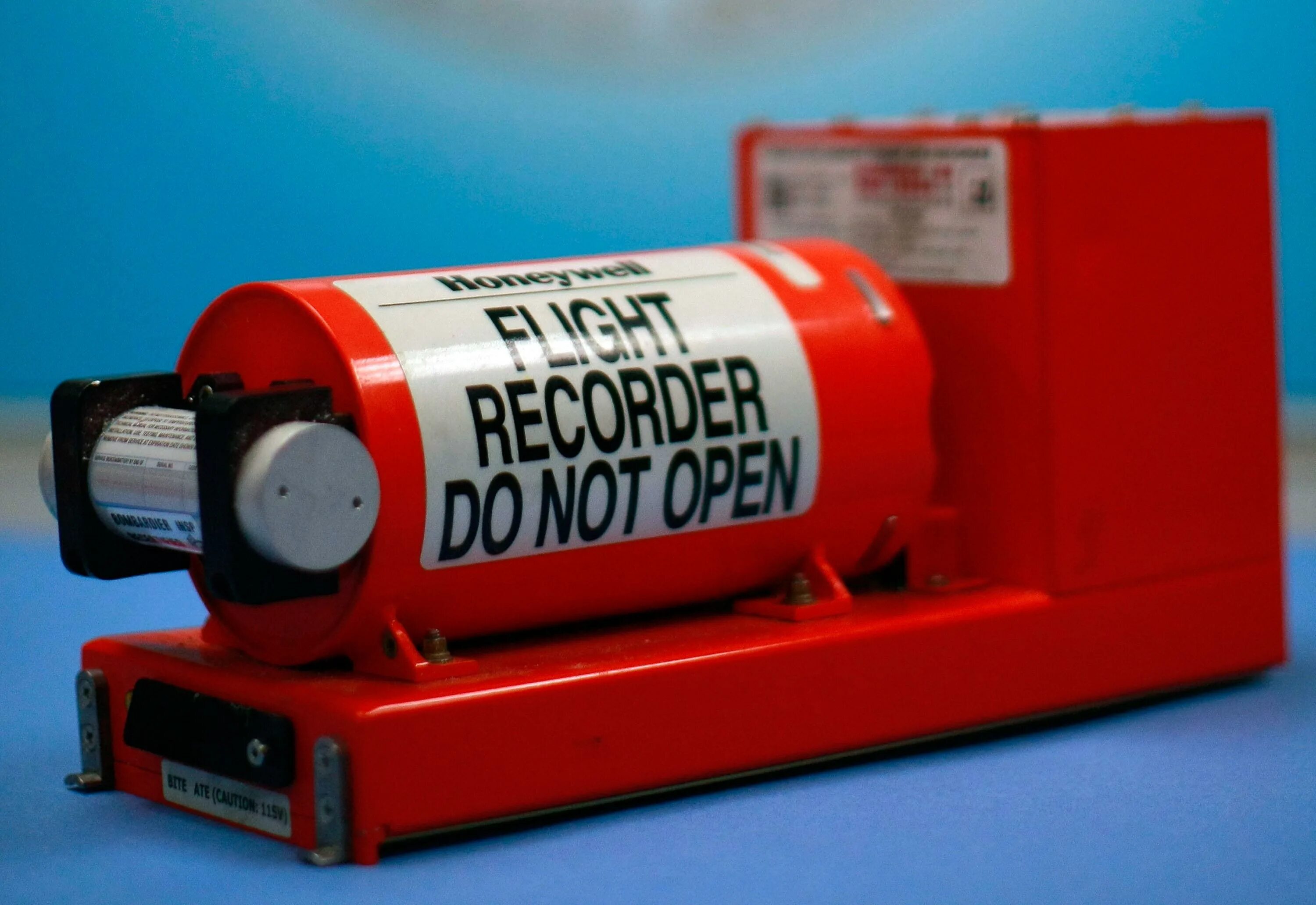 Blackbox recording. Бортовой самописец honeywell. Черный ящик автомобиля. Blackbox recorder. Black box recorder england made me.