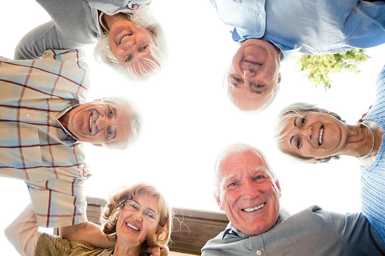 Счастливые пенсионеры. Пожилые люди. Счастливые пожилые люди. Позитивные пожилые люди.