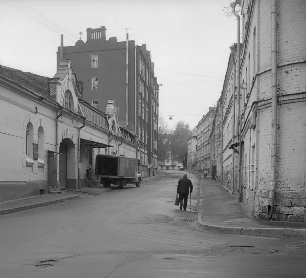 Померкла старая москва. Кривоникольский переулок старая москва 1960. 1-й колобовский переулок москва фото. переулки старой москвы. 1 колобовский переулок старые фото.