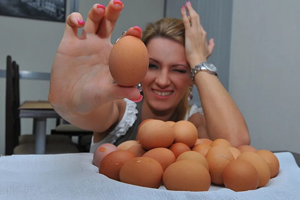 Девушка с яйцами. Красивые девушки с яйцами. Девушка с куриными яйцами.