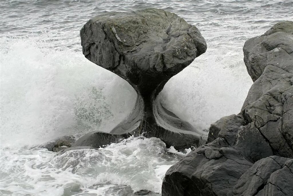Разрушают породу водой. Камень Kannesteinen Норвегия. Вода камень точит. Разрушение камней водой. Разрушение камней в природе.