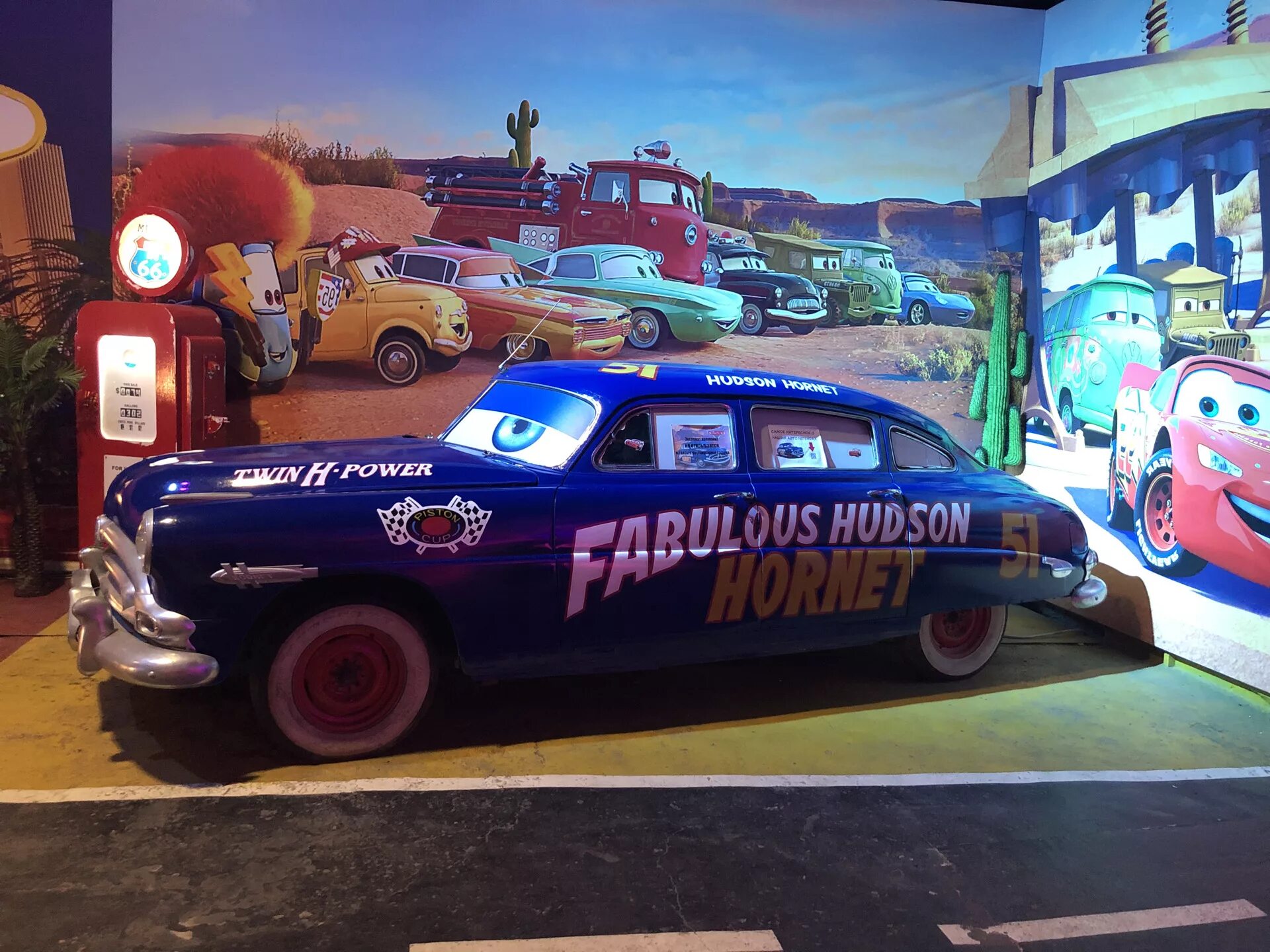 Выставка машин в санкт петербурге. Музей route 66 санкт-петербург. route 66 музей. музей ретроавтомобилей route 66. музей ретро автомобилей роут 66 спб.