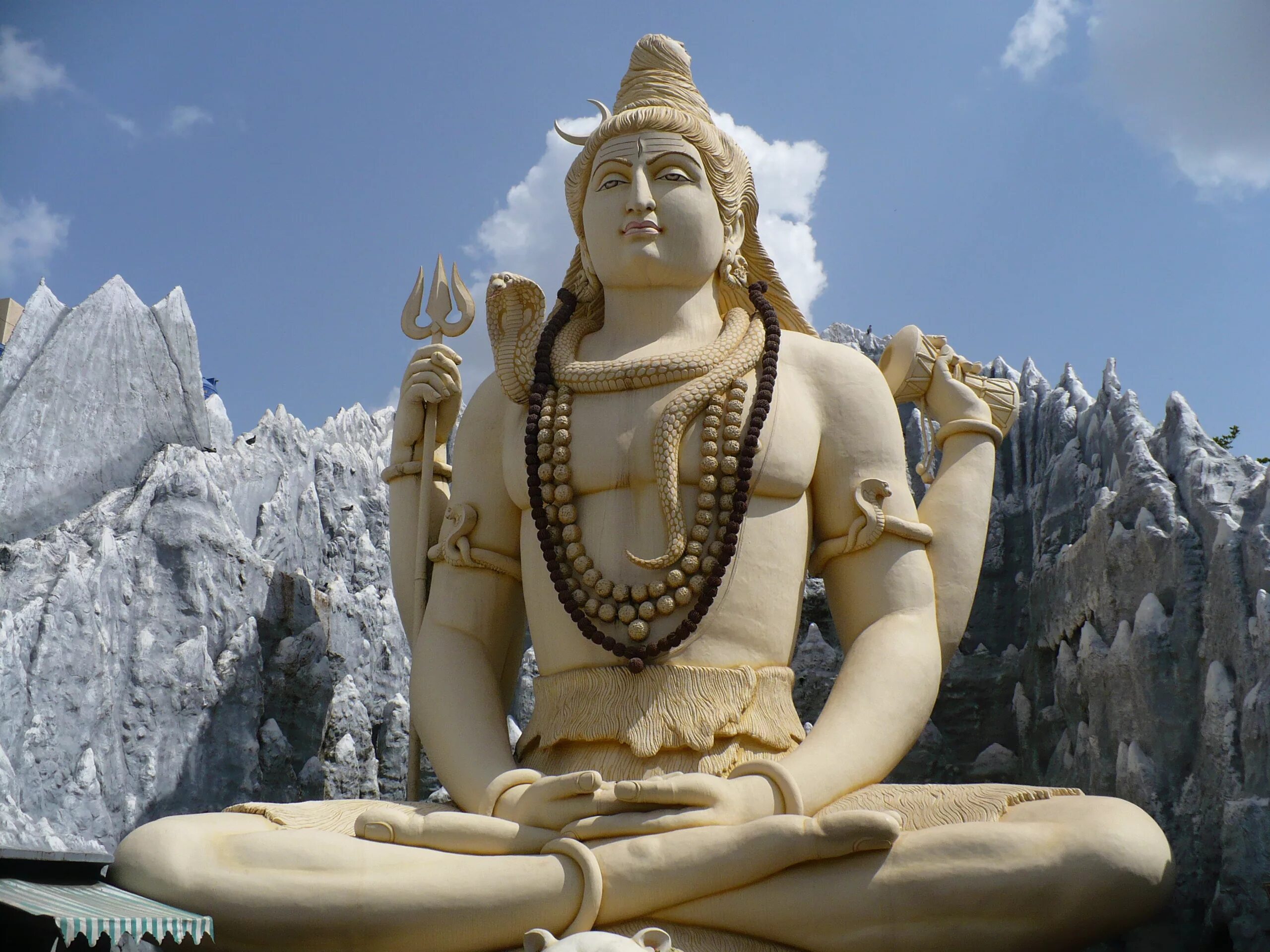 Боги йоги. Бог Шива в Индии. Шива статуя в Бангалоре. Статуя Шивы Махашиваратри. Индуизм Шива.