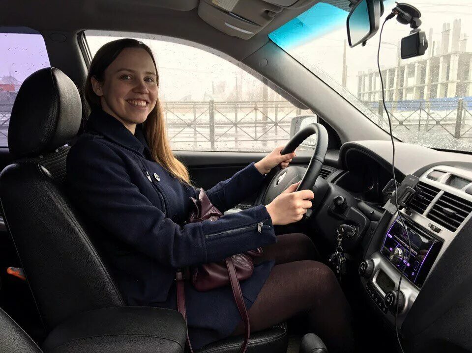 Вождение в автошколе реал. Инструктор для нежной девочки. Уверенно водить автомобиль. Инструктор для нежной девочки. Fitness тренера на телеканале живи.