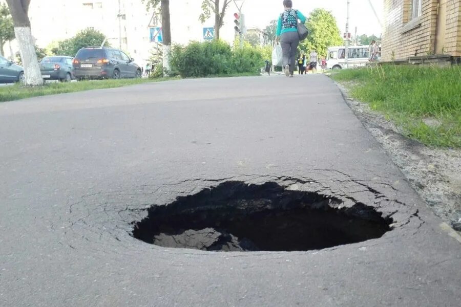 Провал асфальта. Дыра в асфальте. Дыра в дороге. Дороги с дырками.