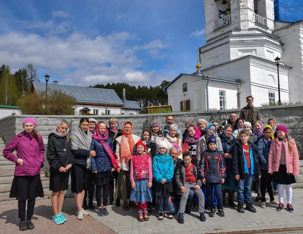воспитанники церкви на улице. вязитский рынок тихвин. тихвин улица ново вязитская д 1. новинка тихвинского. бокситогорск ленинградская область.
