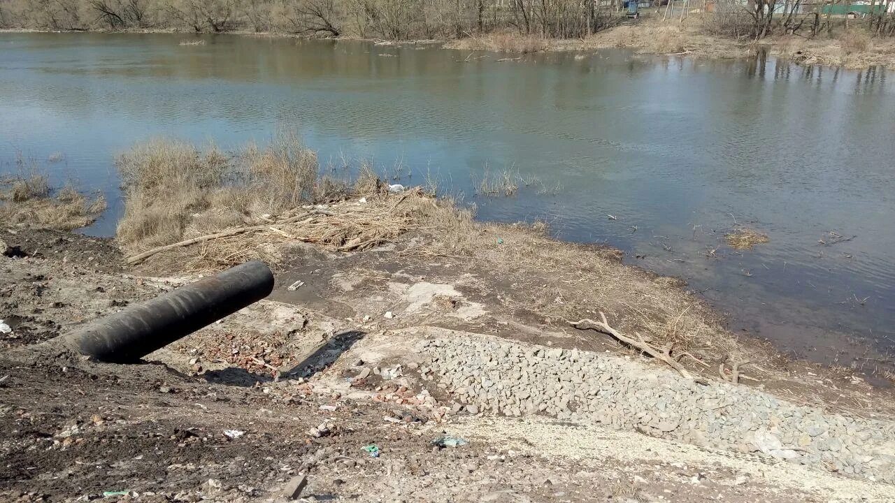 Уровень воды в хопре на сегодня балашов. Река Хопер Балашов. Загрязненный Хопер. Загрязнение реки Хопер.