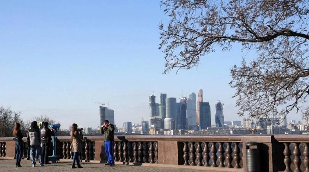 Воробьевы горы москва площадка. Москва Воробьевы горы смотровая площадка. Смотровая площадка МГУ Воробьевы. Воробьевы горы обзорная площадка. Видовая площадка Москва Воробьевы горы.