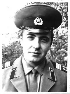 Родился 1955 году