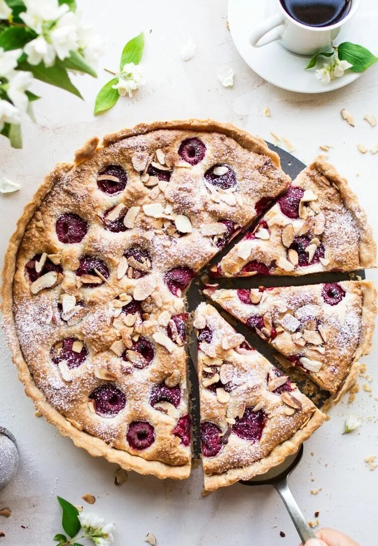 Пирог из теста фило со шпинатом. Киш из теста фило. Веган пирог. Пирог с грушами и клюквой. Вегетарианские сладости.