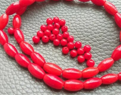 У светы 36 бусин красного цвета 48