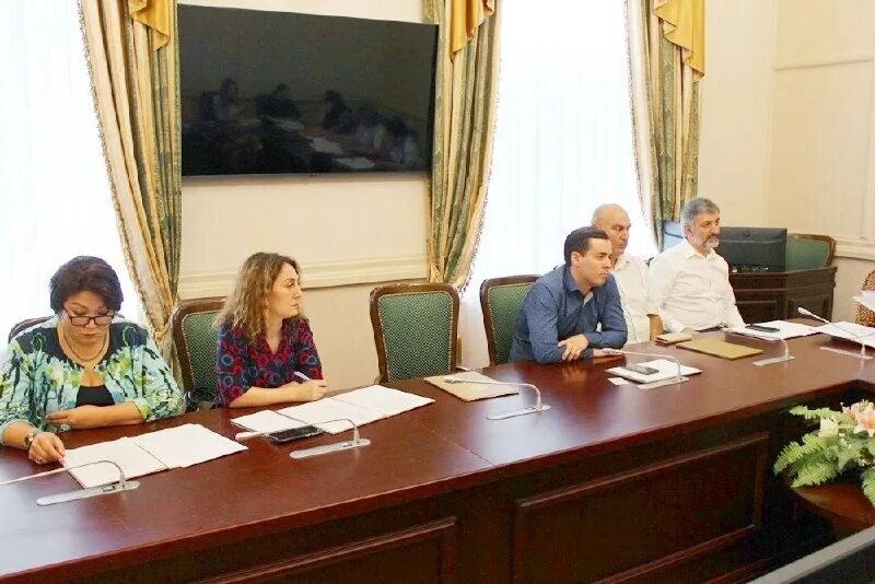 Избирком кчр. Депутаты кчр фото. Верховный суд карачаево-черкесской республики. Центр избирком кчр логотип. Председатель карачаево черкесия избирательной комиссии.