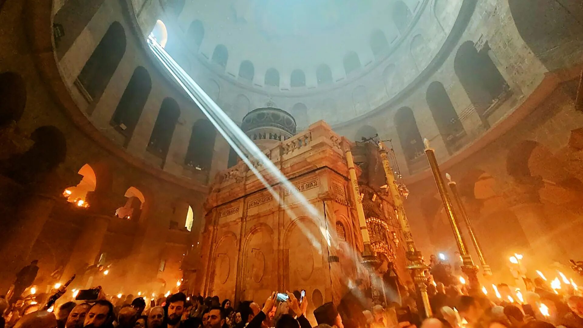 Схождение благодатного огня в иерусалиме 2022. Благодатный огонь 2022. Сошествие святого огня в иерусалиме. Храм гроба господня в иерусалиме благодатный огонь. Храм гроба господня в иерусалиме благодатный огонь.