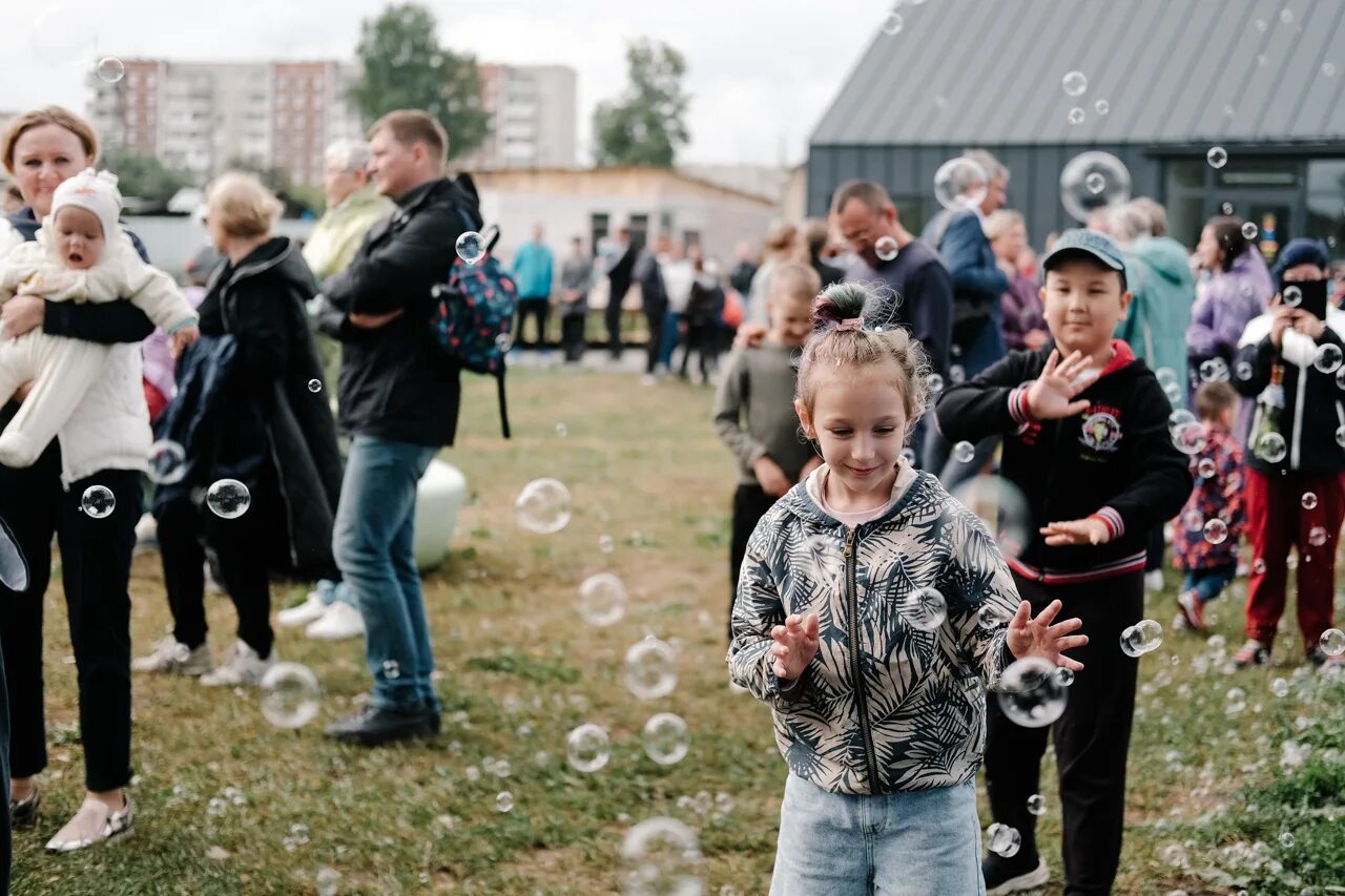 Погода в ревде на 3 дня. Семейные праздники. Праздник гуляния под дождём. Картинки гуляние под дождем. День гуляния под дождем картинки.