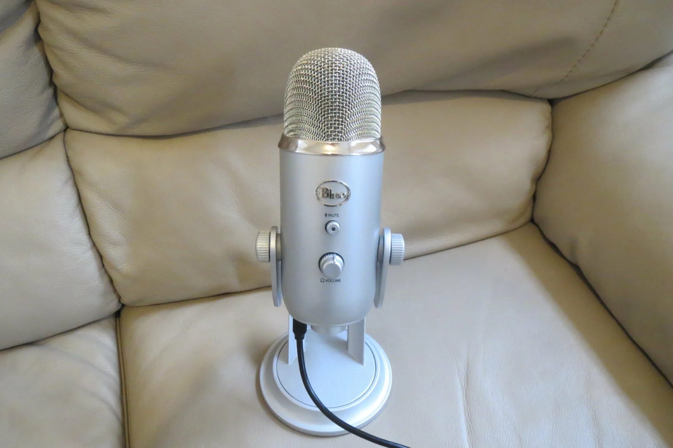 Voice testing. Blue yeti pro white. blue voice микрофон. yetti classic микрофон. blue yeti изменение голоса.