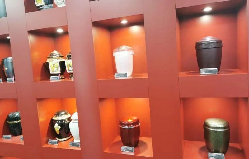 Можно ли урну с прахом хранить дома. Урна для праха николо архангельский крематорий. крематорий магазин урны для праха. капсула для кремации. капсула внутри урны с прахом.
