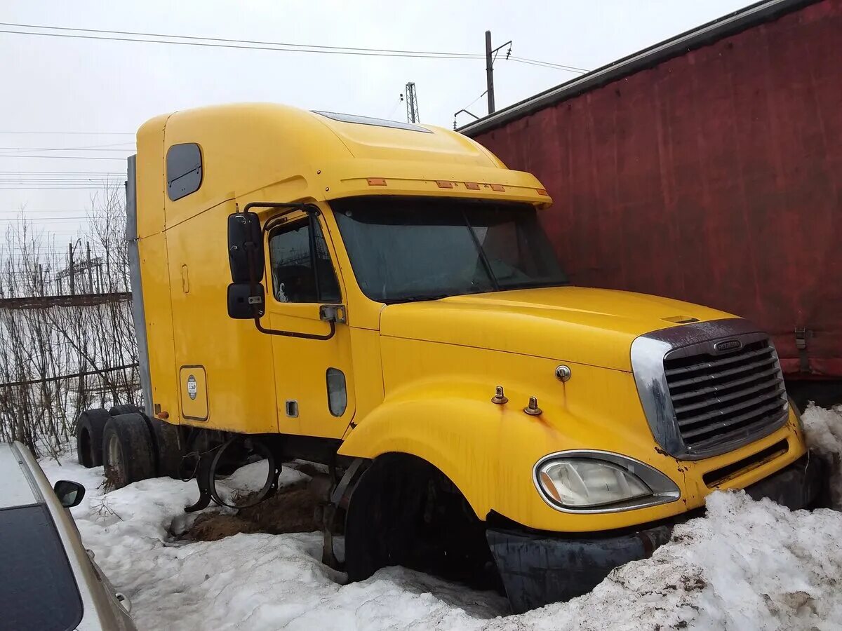 Куплю б у фредлайнер в россии. Freightliner Columbia 2003. Freightliner Columbia желтый. Фредлайнер коламбия желтый. Фредлайнер м2 со спальником.