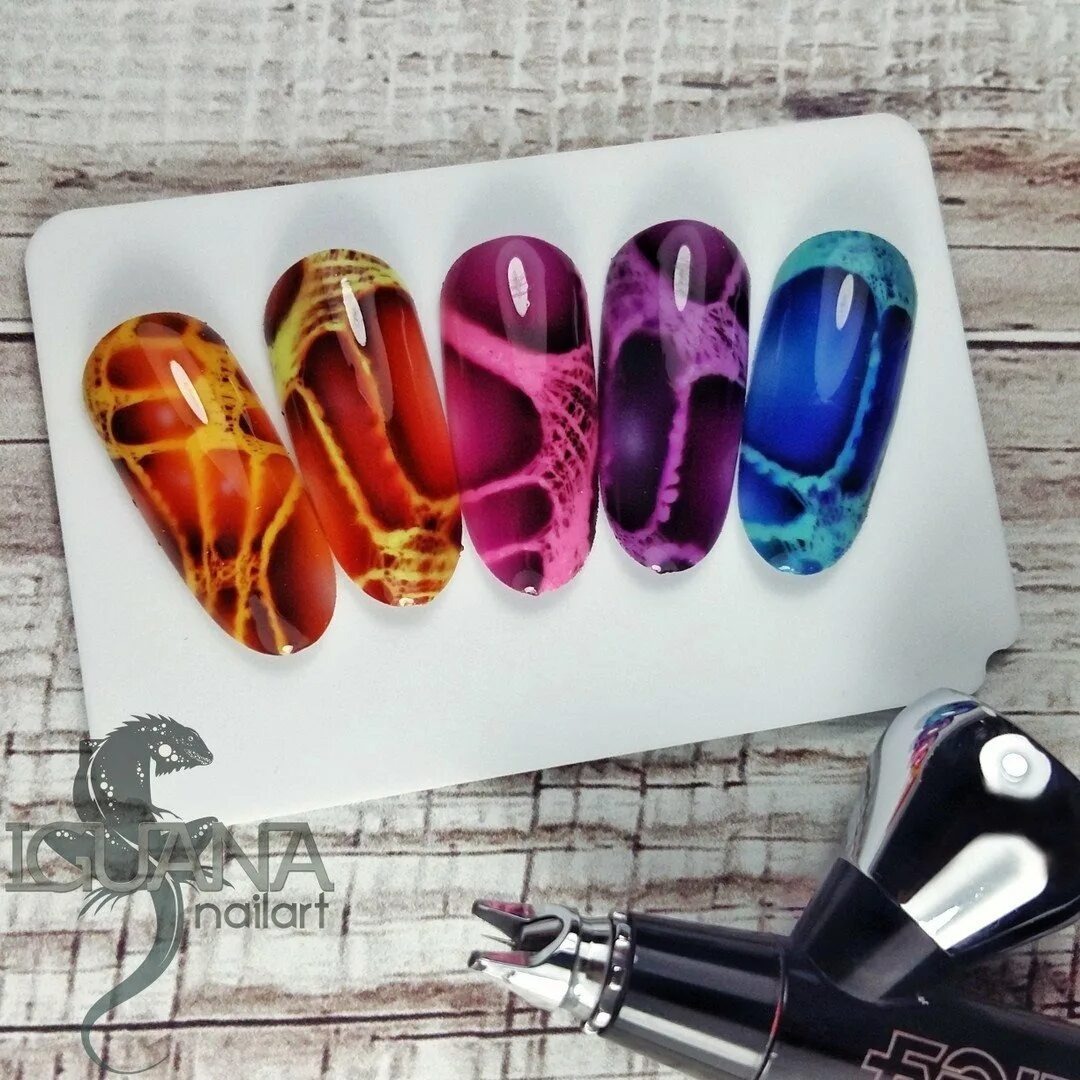 аэрография на ногтях. дизайны аэрография. маникюр с аэрографией на короткие. маникюр черный с аэрографией. аэрограф для ногтей.