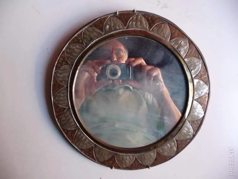 запотевшее зеркало в ванной. отражение в стеклянном шаре. включи зеркальные. инфракрасный выключатель для зеркала. гримерное зеркало.