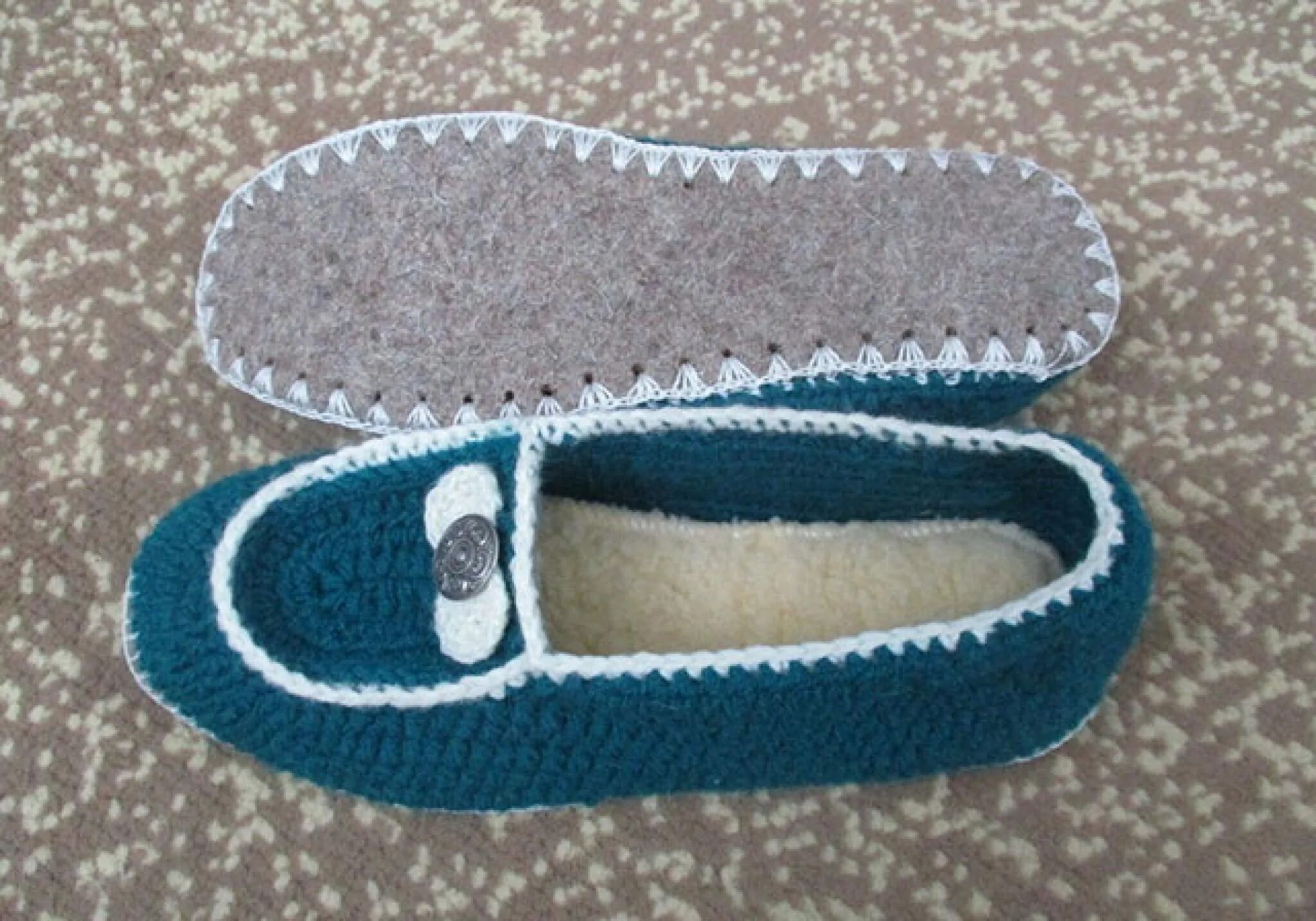 Тапки крючком на войлочной подошве. Вязаные тапочки на войлочной подошве. Тапочки на войлочной подошве спицами. Тапки на подошве крючком. Тапки на подошве крючком.