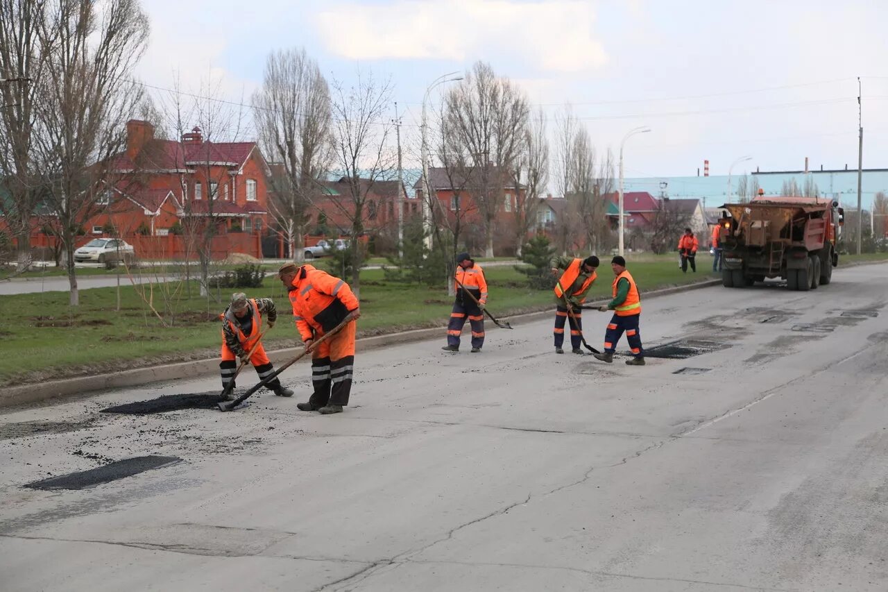 Хорошие дороги работа. Ямочный ремонт в городском округе в весенний период. Ремонт дороги р.п. Степное Советский район.