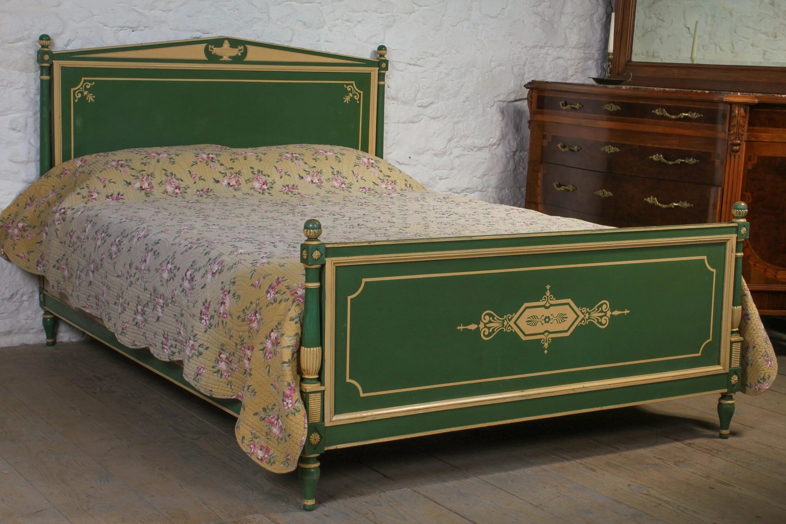 Куплю старые кровати. Старинная кровать. Кровать в стиле Ампир. Антикварная кровать. Кровать "старый свет".