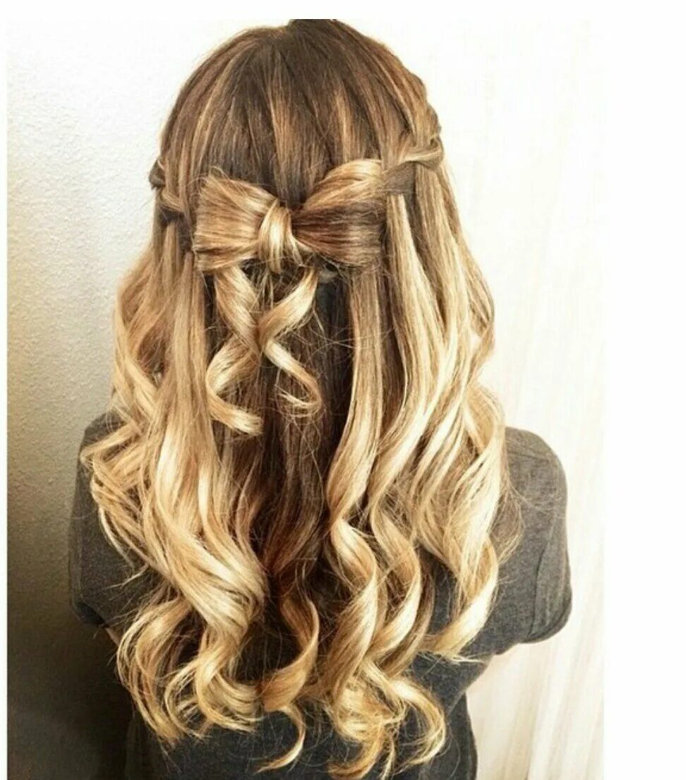 Прическа локоны с бантом. Прическа кудри с бантом. Прическа локоны с бантом. Прическа с бантами на короткие волосы. Прическа локоны с бантом.