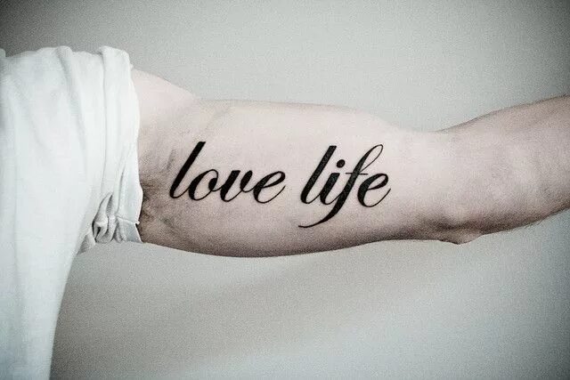 Just love life. Татуировка Life. Тату надпись жизнь одна. Одна любовь тату надпись. Тату с надписью one Love.