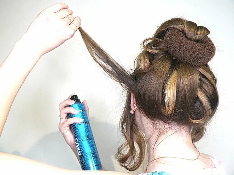 Как сделать прическу чтобы держалась. Лёгкая причёска на средние волосы. Простые прически на длинные волосы. Красивые и лёгкие причёски на средние волосы. Волосы завитые на бигуди.