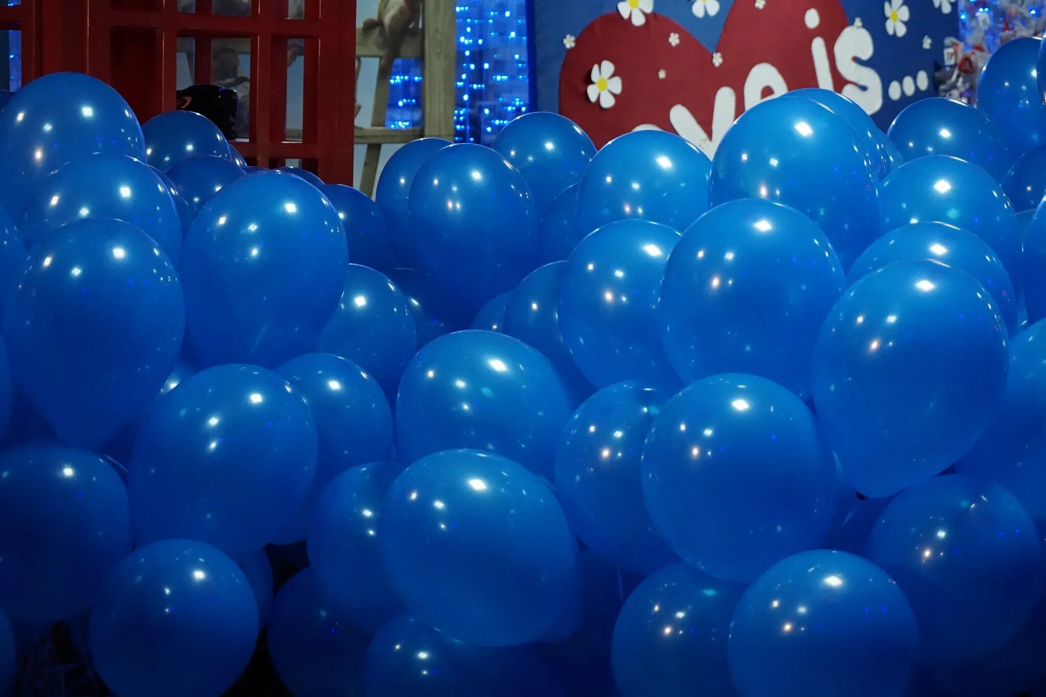 Аптека голубых шаров. Синий шарик. Синие шары. Синие шары фон. Голубых шарах.