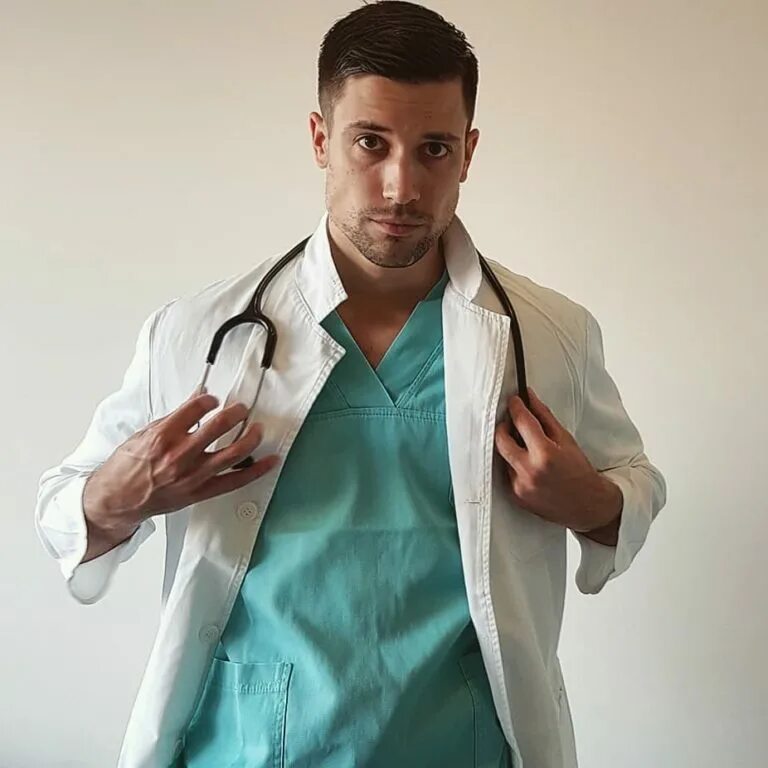 красивый врач. игорь ганьшин пластический хирург. алла аликова пластический хирург. молодой пластический хирург. врач аралов андрей герасимович.