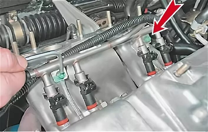 Топливная рампа ваз 2114 8 клапанов. Топливная рампа ваз 2115. Как снять рампу 2114. Топливные форсунки ваз 2109. Ваз 2115 болты крепления топливной рампы.