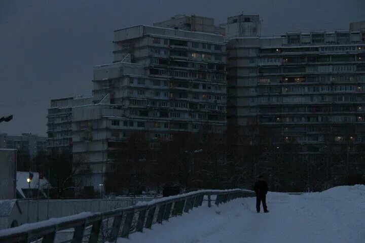 Серые дома полупустые города замотали мои. Эстетика Россия для гурстны. Мрачные многоэтажки. Депрессивный город. Депрессивные панельки.