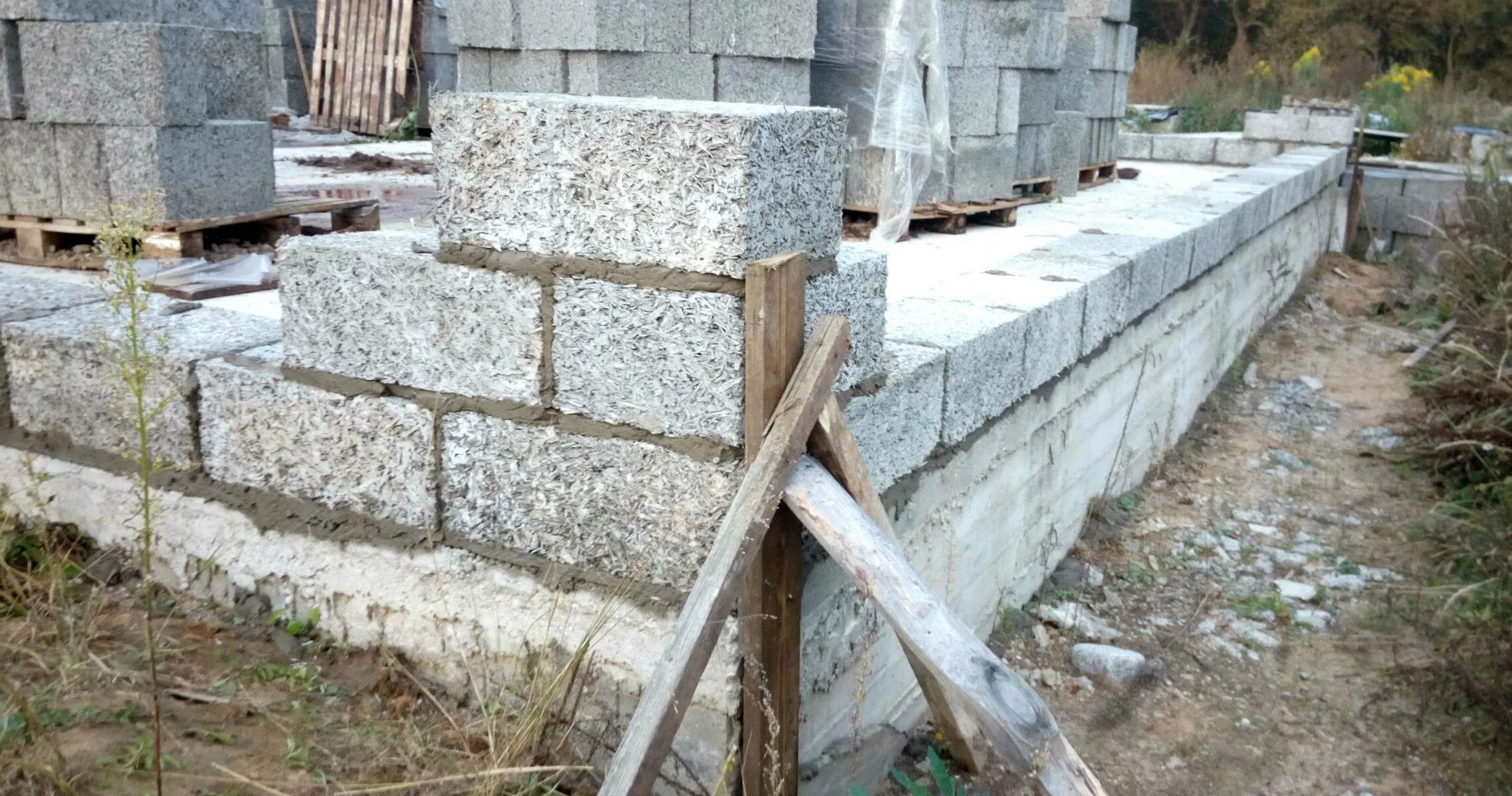 Арболит перемычки оконные. Арболит блоки баня. Арболит монолит. Арболитовые блоки кладка стен. Фундамент под арболитовые блоки.