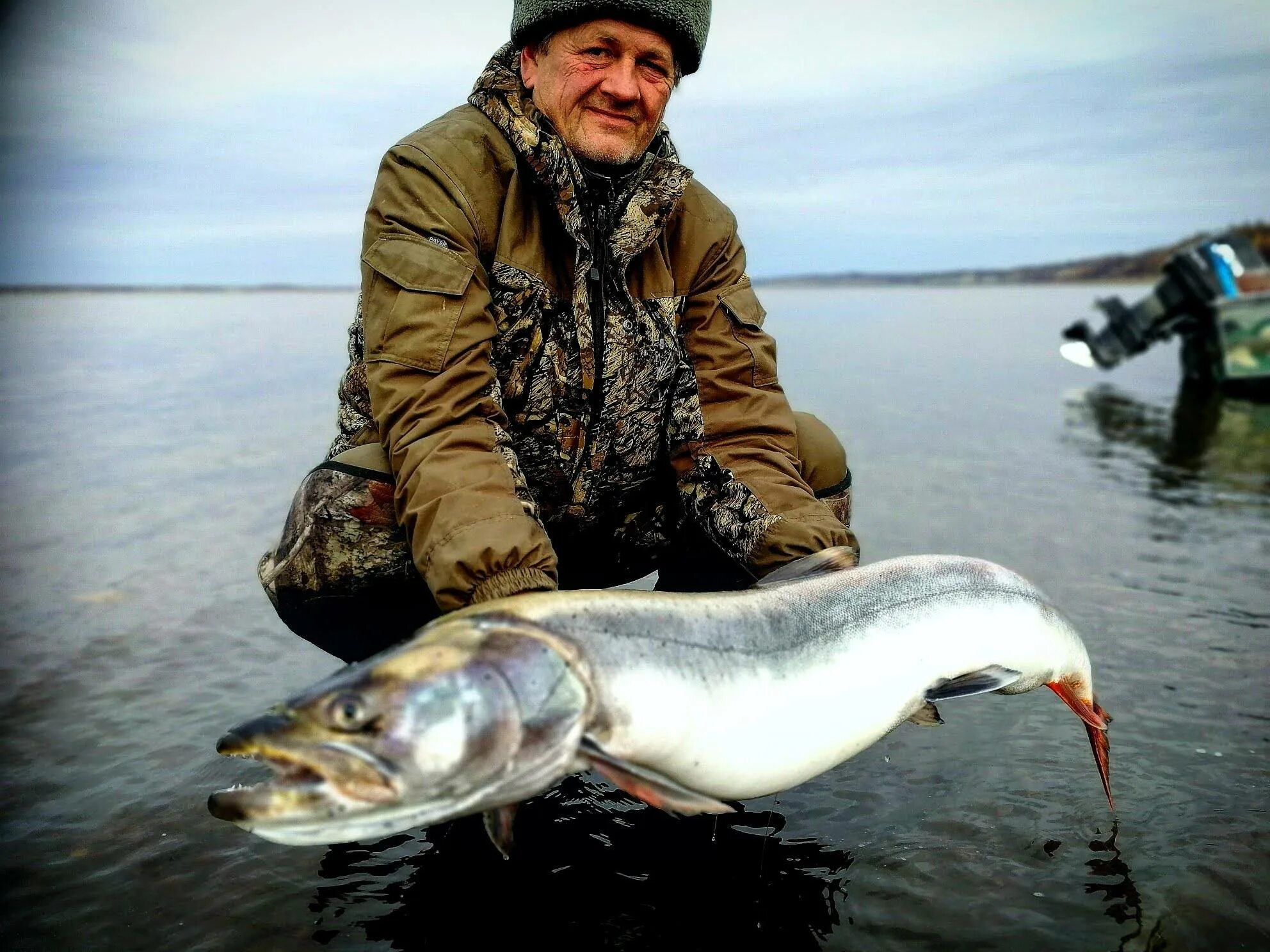 Рыбалка на реке Лена Якутия. Моторчуна река в Якутии рыбалка. Таймень в реке Лена. Якуты рыбалка.