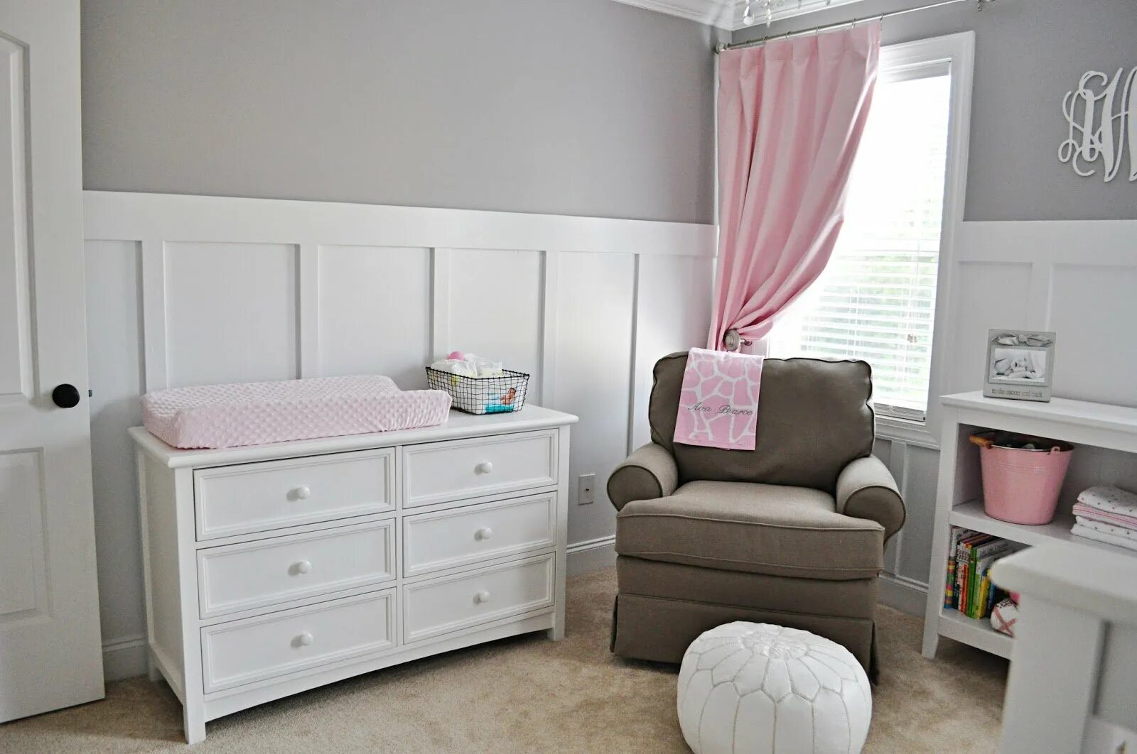 Серо розовая комната. Детская в серо розовых тонах. Детская в розовых тонах с белой мебелью. Серо розовая комната для девочки. Детская комната в серо-розовых тонах.