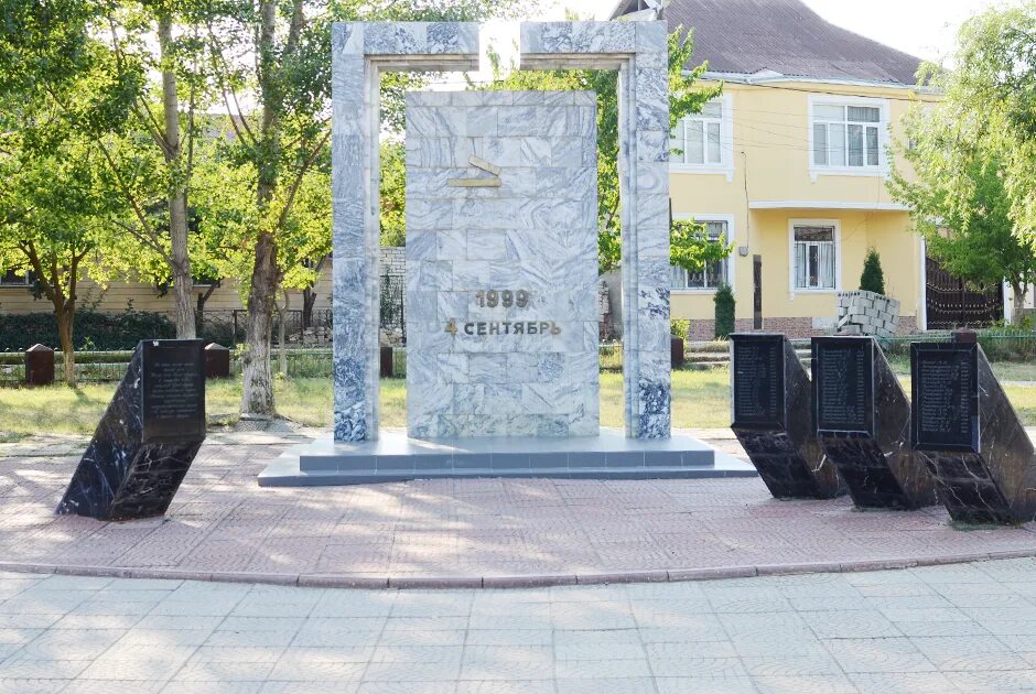 Памятник Уллубию Буйнакскому. Буйнакск 4 сентября 1999 года. Мемориал в Буйнакске.