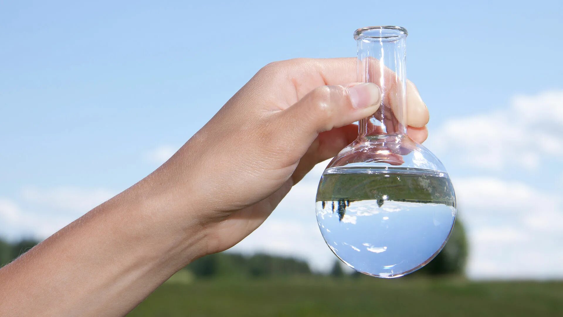 синий напиток. жидкая прозрачная смола. стакан воды. чистая вода. вода жидкая прозрачная.