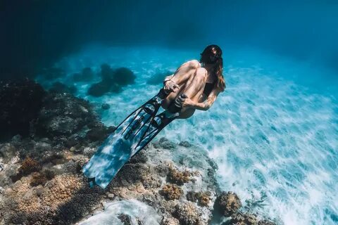 People 2048x1365 women sea underwater.