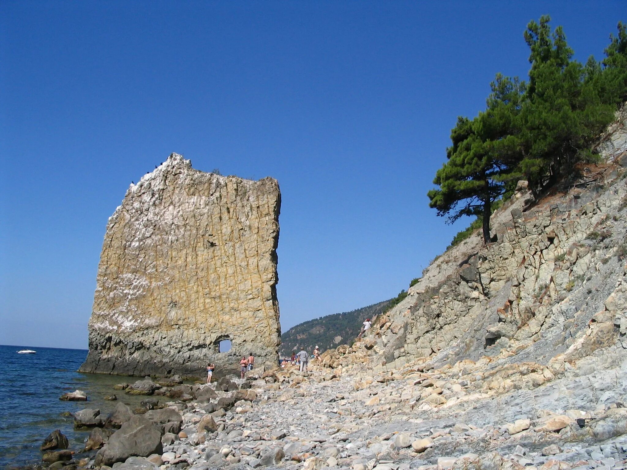 Скала парус в геленджике. Скала парус прасковеевка краснодарский край. Скала парус пляж. Дивноморск скала парус. Скала парус пляж.