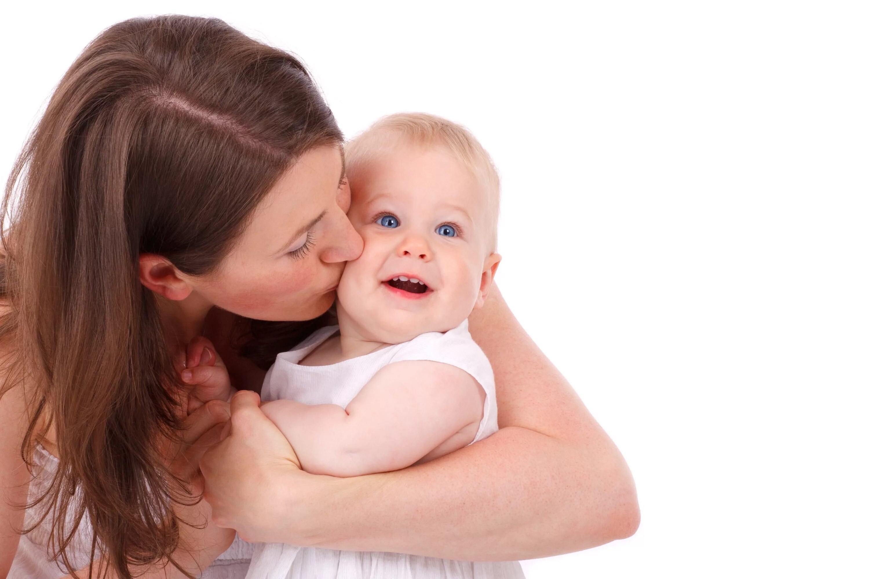 Kid s love. Малыш и мама. Женщина с ребенком. Мама с младенцем. Мать с ребенком на белом фоне.