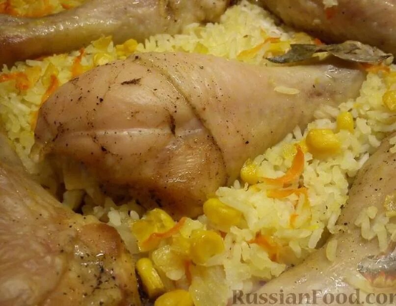 Куриная голень с рисом в духовке рецепт. Куриные ножки с рисом в духовке. Рис с голенью в духовке. Курица запеченная с рисом. Рис с куриными ножками в духовке.