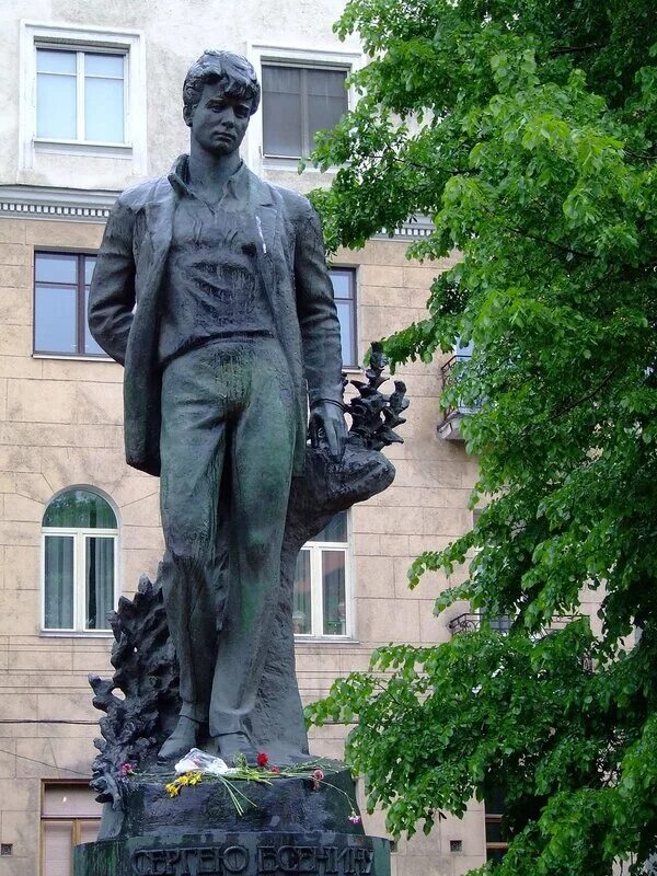 Памятники писателям и поэтам. Памятник Есенина в Москве. Памятник Сергею Есенину в Москве. Есенин на Тверском бульваре. Памятник Есенина в Москве на Тверском бульваре.