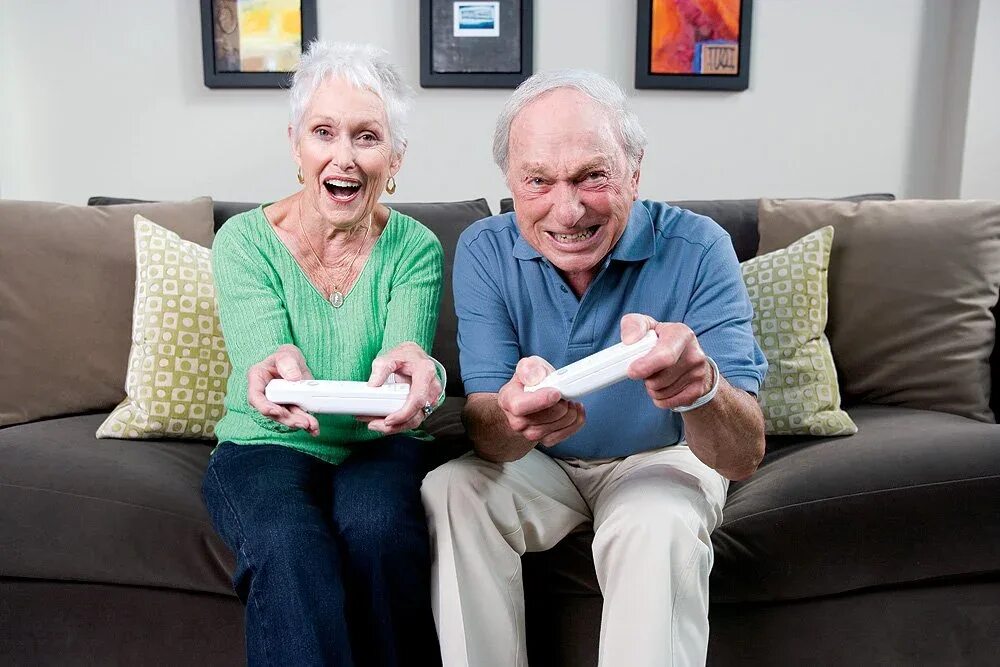 пенсионеры на лавке. пожилые люди. пожилые люди. забота о нетрудоспособных родителях. здоровый образ жизни для пожилых людей.