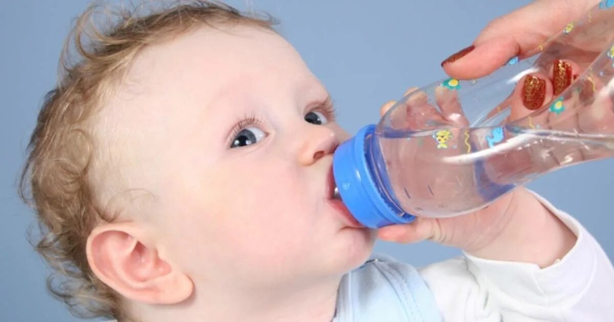 Новорожденный ребенок можно давать воду. Ребенок пьет воду. Ребенок пьющий воду. Младенец пьет воду. Допаивание ребенка водой.