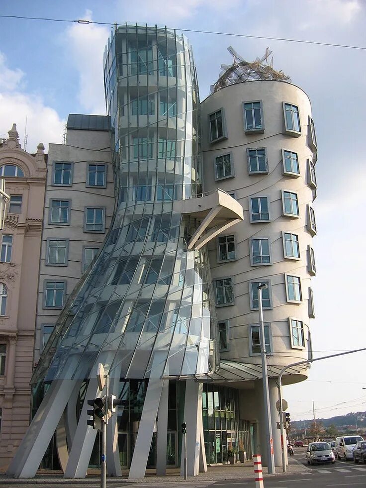 Unusual buildings. Танцующий дом Фрэнк Гери. Фрэнк Гери архитектура Чехия. Фрэнк Гери архитектура дом.