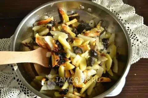 Жареная картошка с подосиновиками на сковороде