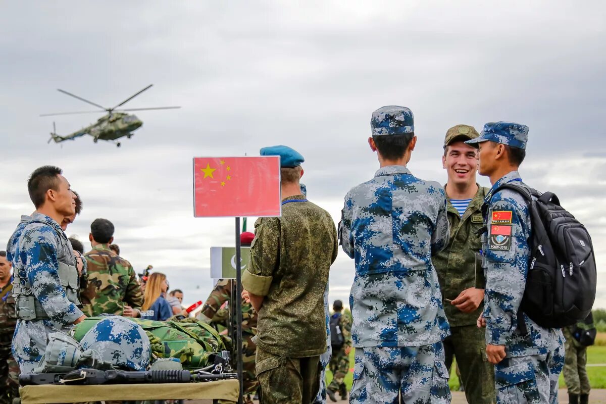 Десантники на учениях. Десантники России. Десантники ВДВ РФ на учениях. Российские десантники в Гостомеле.